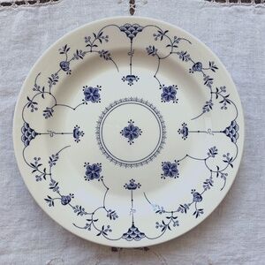 Churchill England Finlandia White & Blue Smooth Edge 10" Circle Plate